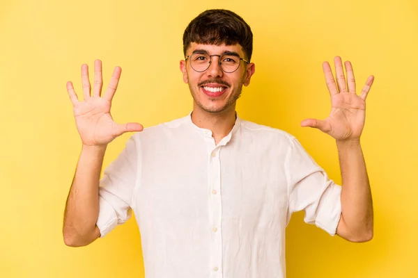 Młody Biały Mężczyzna Odizolowany Żółtym Tle Pokazując Numer Dziesięć Rąk — Zdjęcie stockowe