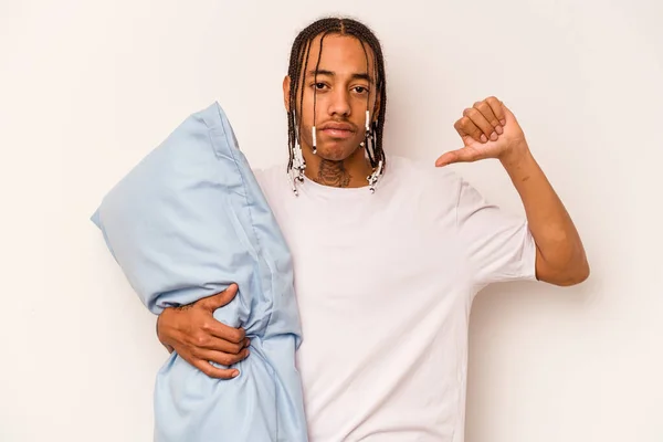 Ung Afroamerikansk Man Bär Pyjamas Isolerad Vit Bakgrund Känns Stolt — Stockfoto