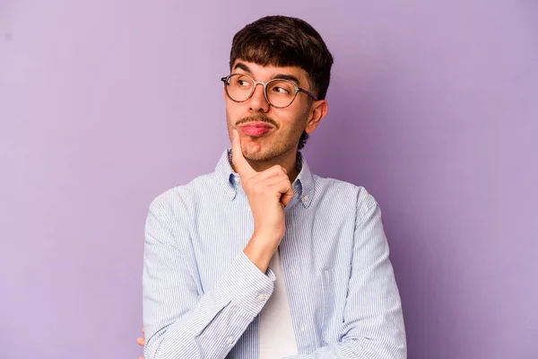 Jovem Caucasiano Isolado Fundo Roxo Contemplando Planejando Uma Estratégia Pensando — Fotografia de Stock