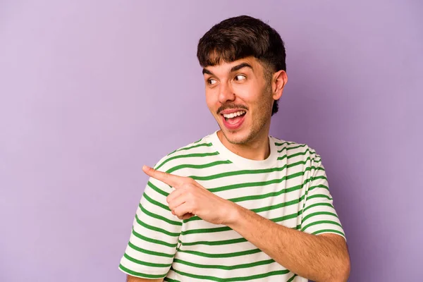 Joven Hombre Caucásico Aislado Sobre Fondo Púrpura Mira Lado Sonriente — Foto de Stock