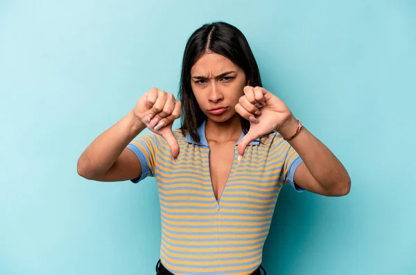 Jonge Spaanse Vrouw Geïsoleerd Blauwe Achtergrond Tonen Duim Naar Beneden — Stockfoto