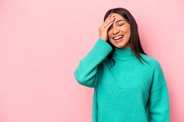 Mladá Hispánská Žena Izolovaná Růžovém Pozadí Veselá Bezstarostná Přírodní Emoce — Stock fotografie