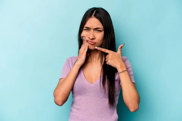 Jonge Spaanse Vrouw Geïsoleerd Blauwe Achtergrond Met Een Sterke Tanden — Stockfoto