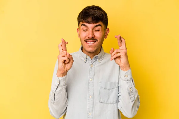 Ung Kaukasisk Man Isolerad Gul Bakgrund Korsning Fingrar För Att — Stockfoto