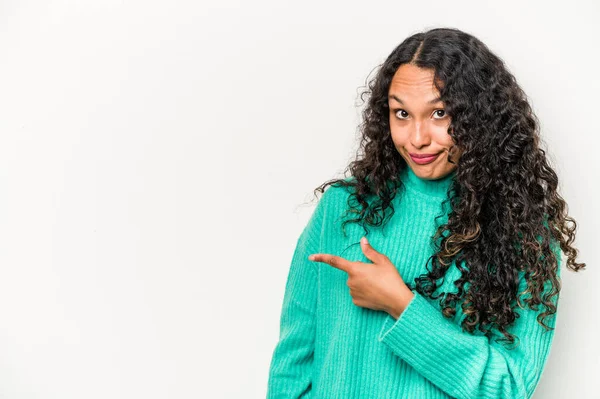 Young Hispanic Woman Isolated White Background Smiling Pointing Aside Showing — Stock Photo, Image