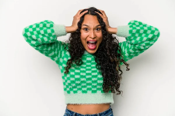 Beyaz arka planda izole edilmiş genç İspanyol kadın çığlık atıyor, çok heyecanlı, tutkulu, bir şeyden memnun..