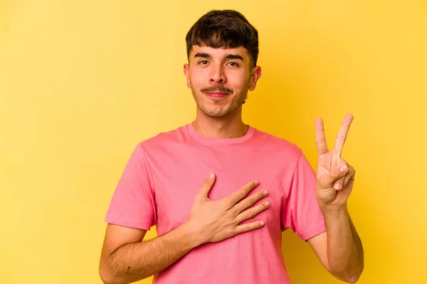 Young Caucasian Man Isolated Yellow Background Taking Oath Putting Hand — Stock Photo, Image