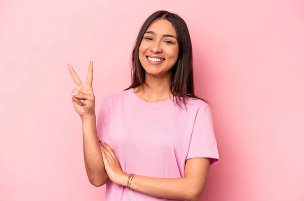 Mulher Hispânica Jovem Isolado Fundo Rosa Mostrando Número Dois Com — Fotografia de Stock