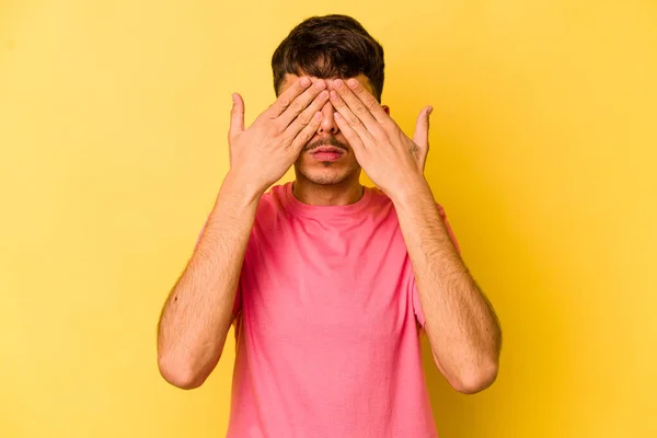 Homem Caucasiano Jovem Isolado Fundo Amarelo Com Medo Cobrir Olhos — Fotografia de Stock