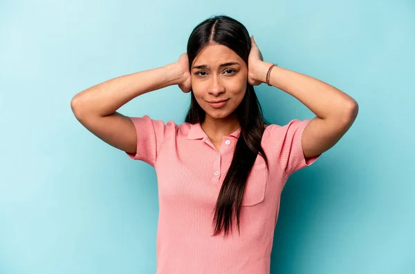 Mujer Hispana Joven Aislada Sobre Fondo Azul Cubriendo Oídos Con —  Fotos de Stock