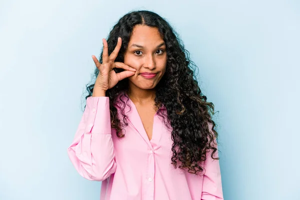 Junge Hispanische Frau Isoliert Auf Blauem Hintergrund Mit Fingern Auf — Stockfoto