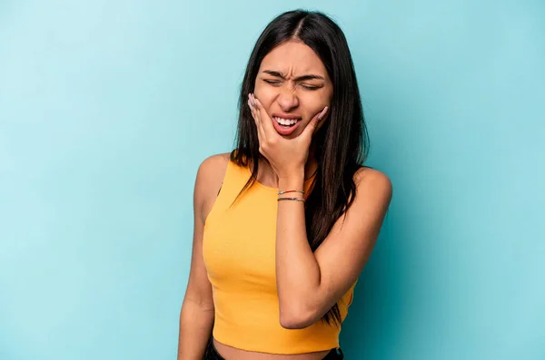 Giovane Donna Ispanica Isolata Sfondo Blu Con Forte Dolore Denti — Foto Stock