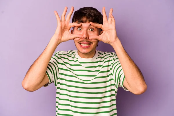 Joven Hombre Caucásico Aislado Sobre Fondo Púrpura Mantener Los Ojos — Foto de Stock