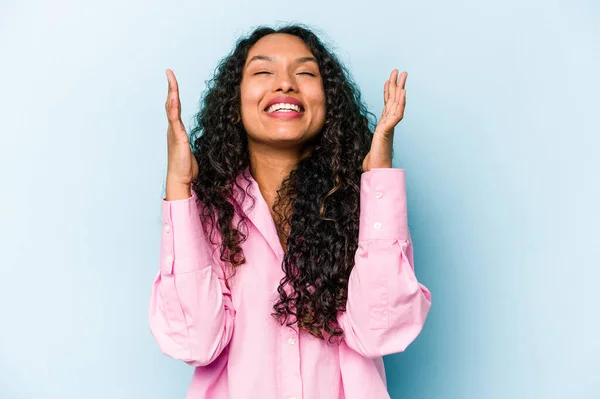 若いヒスパニック系の女性が青の背景に喜びをたくさん笑って孤立した 幸福の概念 — ストック写真
