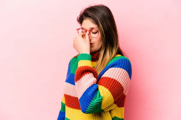 Jeune Femme Caucasienne Isolée Sur Fond Rose Ayant Mal Tête — Photo