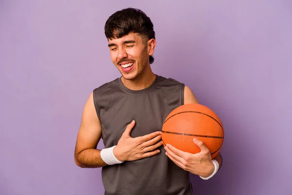 Mladý Hispánský Basketbalista Muž Izolované Fialovém Pozadí Směje Baví — Stock fotografie