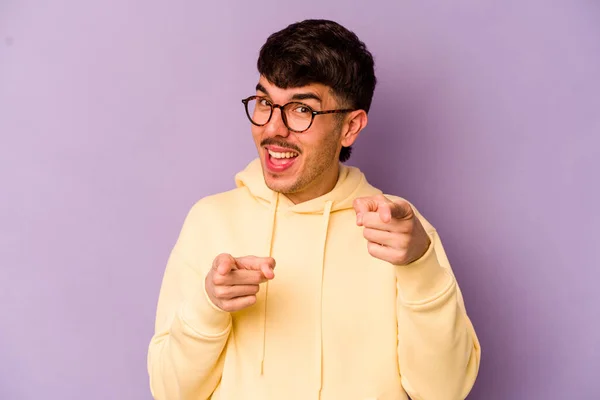 Junge Kaukasische Mann Isoliert Auf Lila Hintergrund Zeigt Nach Vorne — Stockfoto