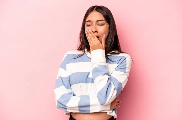 Mujer Hispana Joven Aislada Sobre Fondo Rosa Bostezando Mostrando Gesto — Foto de Stock