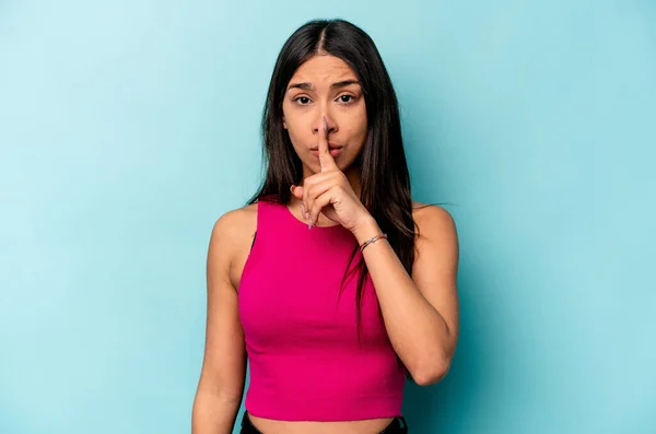 Ung Latinamerikansk Kvinna Isolerad Blå Bakgrund Hålla Hemlighet Eller Tystnad — Stockfoto
