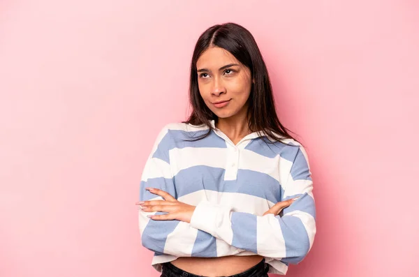 Jonge Hispanic Vrouw Geïsoleerd Roze Achtergrond Moe Van Een Repetitieve — Stockfoto