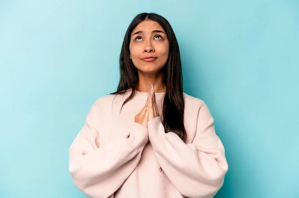 Mujer Hispana Joven Aislada Sobre Fondo Azul Cogida Mano Oración — Foto de Stock