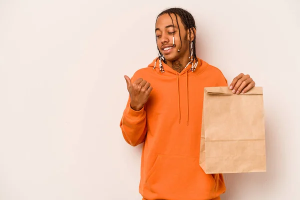 Jovem Afro Americano Segurando Saco Takeaway Isolado Pontos Fundo Branco — Fotografia de Stock