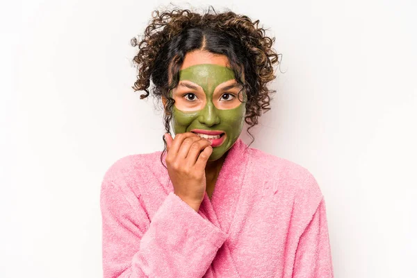 Mujer Hispana Joven Con Una Máscara Facial Aislada Sobre Fondo — Foto de Stock