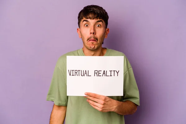 Joven Hispano Sosteniendo Cartel Realidad Virtual Aislado Sobre Fondo Púrpura —  Fotos de Stock