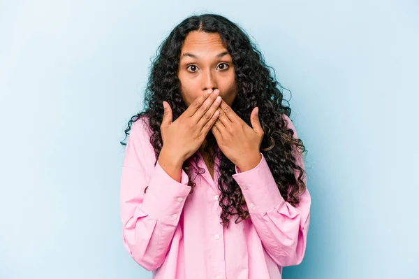 Young Hispanic Woman Isolated Blue Background Shocked Covering Mouth Hands — Stock Photo, Image