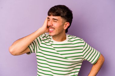 Mor arka planda izole edilmiş beyaz bir adam neşeli bir şekilde gülüyor. Mutluluk kavramı.