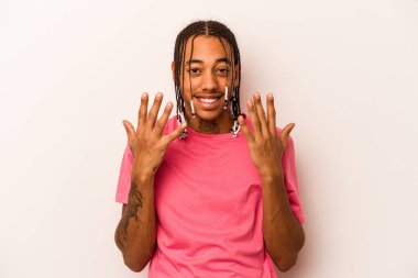 Beyaz arka planda izole edilmiş genç Afrikalı Amerikalı adam on numarayı elleriyle gösteriyor..