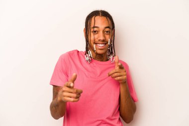 Beyaz arka planda izole edilmiş genç Afro-Amerikalı adam gülümsüyor..