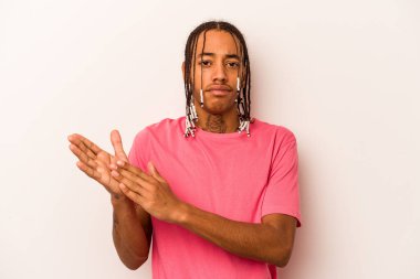 Genç Afrikalı Amerikalı adam beyaz arka planda izole edilmiş enerjik ve rahat hissediyor, kendinden emin ellerini ovuşturuyor..