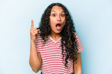 Mavi arka planda izole edilmiş genç İspanyol kadının bir fikri, ilham konsepti var..