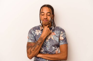 Beyaz arka planda izole edilmiş genç Afrikalı Amerikalı bir adam virüs ya da enfeksiyon yüzünden boğazında acı çekiyor..