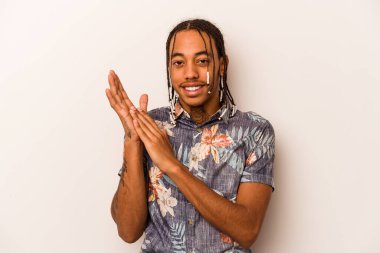 Genç Afrikalı Amerikalı adam beyaz arka planda izole edilmiş enerjik ve rahat hissediyor, kendinden emin ellerini ovuşturuyor..