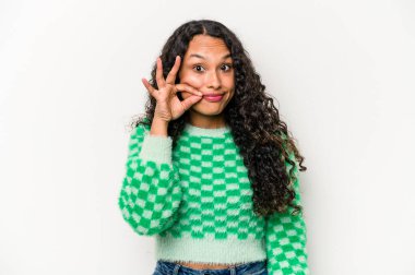 Beyaz arka planda izole edilmiş genç İspanyol kadın parmakları dudaklarında bir sır saklıyor..