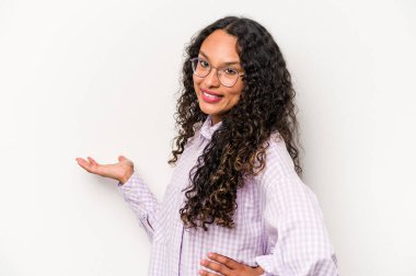 Beyaz arka planda izole edilmiş genç İspanyol kadın hoş bir yüz ifadesi sergiliyor..