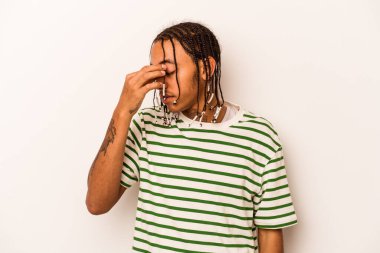 Beyaz arka planda izole edilmiş, başı ağrıyan, yüzüne dokunan genç bir Afrikalı Amerikalı..