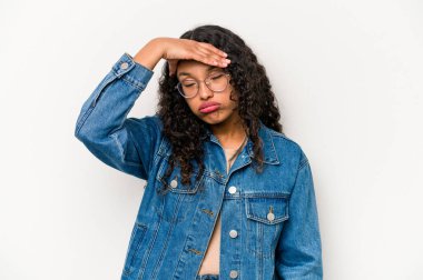 Beyaz arka planda izole edilmiş genç İspanyol kadın şakaklara dokunuyor ve baş ağrısı çekiyor..