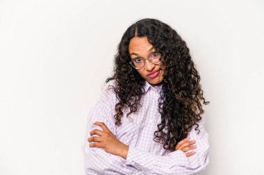 Beyaz arka planda izole edilmiş genç İspanyol kadın. Sıkılmış, yorgun ve dinlenmeye ihtiyacı var..