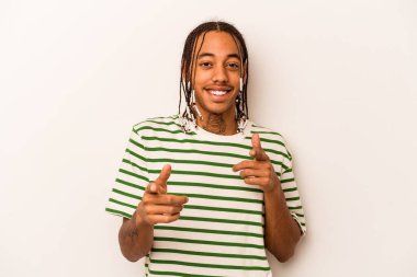 Genç Afrikalı Amerikalı, beyaz arka planda izole edilmiş, parmaklarıyla ön tarafı işaret ediyor..