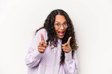 Beyaz arka planda izole edilmiş genç İspanyol kadın. Önü gösteren neşeli gülümsemeler..