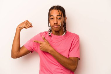 Beyaz arka planda izole edilmiş genç Afrikalı Amerikalı kadın gücünün sembolü olan kollarıyla güçlü bir hareket sergiliyor.