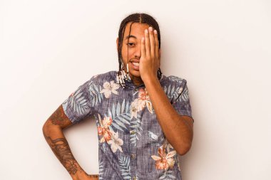 Beyaz arka planda izole edilmiş, yüzünün yarısını avuç içiyle örterek eğlenen Afrikalı genç bir Amerikalı..