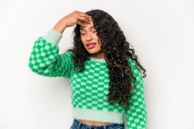 Beyaz arka planda izole edilmiş genç İspanyol kadın başı ağrıyor, yüzüne dokunuyor..