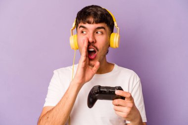 Mor arka planda izole edilmiş bir bilgisayar oyunu kontrolörüyle oynayan İspanyol genç adam gizli bir fren haberinin olduğunu söylüyor.