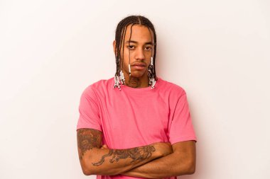 Beyaz arka planda izole edilmiş, sıkılmış, yorgun ve dinlenmeye ihtiyacı olan genç Afrikalı Amerikalı bir adam..