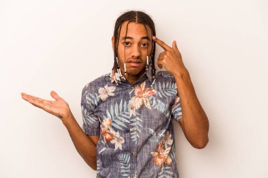 Beyaz arka planda izole edilmiş genç bir Afrikalı Amerikalı işaret parmağıyla hayal kırıklığı jesti yapıyor..