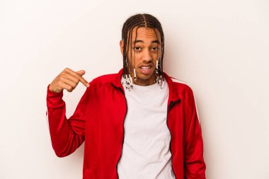 Genç Afro-Amerikan adam beyaz arka planda izole edilmiş. Elle bir gömlek fotokopi alanını gösteriyor. Gururlu ve kendinden emin.